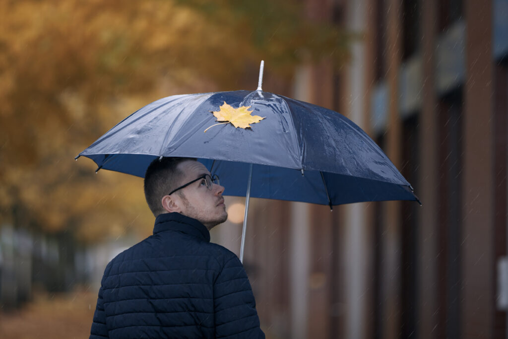 homme avec un parapluie bleu